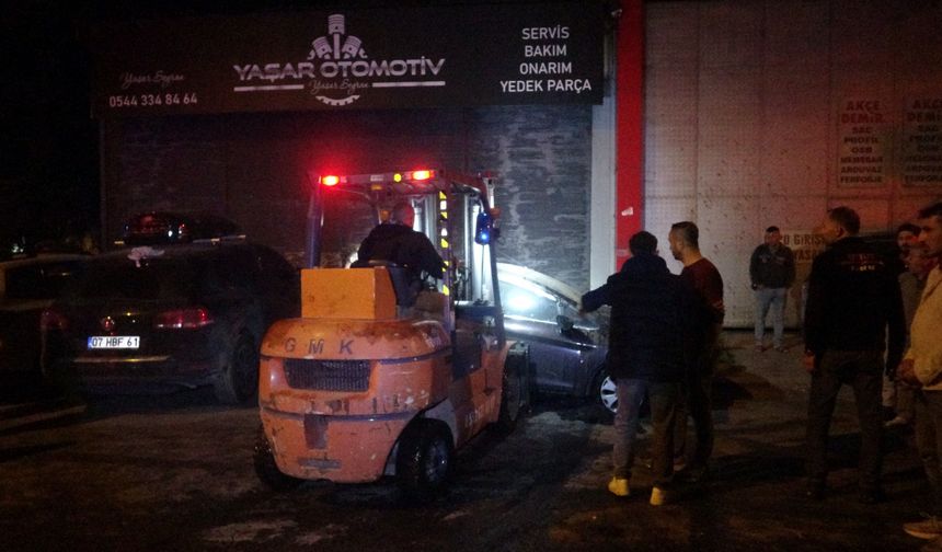 Antalya Akdeniz Sanayi Sitesi’nde gece yangını: 5 araç küle döndü