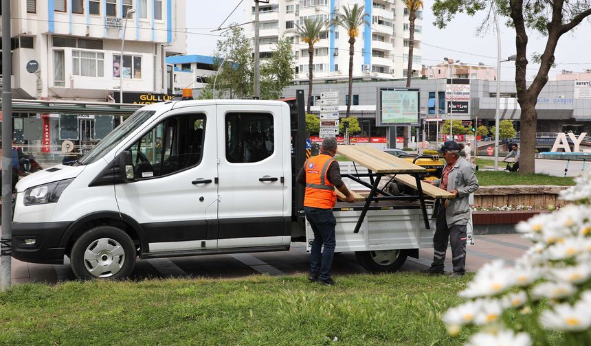 Antalya’da bank ve masalar belediye ustalarının emeğiyle üretiliyor