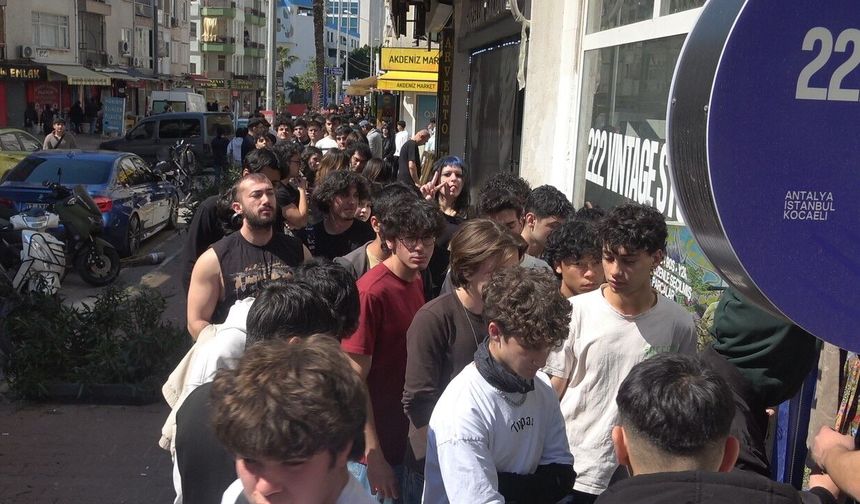 Antalya’da indirim çılgınlığı! Mağaza önü s*vaş alanına döndü