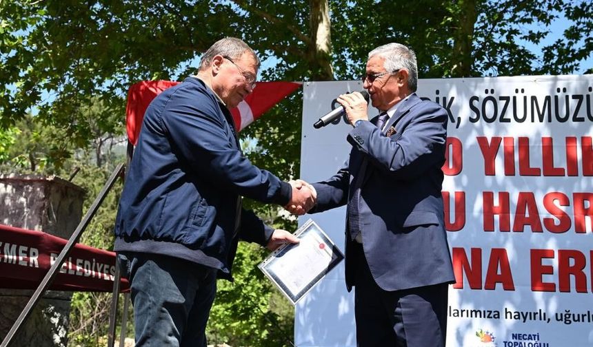 Antalya’da 50 yıllık sorun son buldu: Tapuları başkan dağıttı