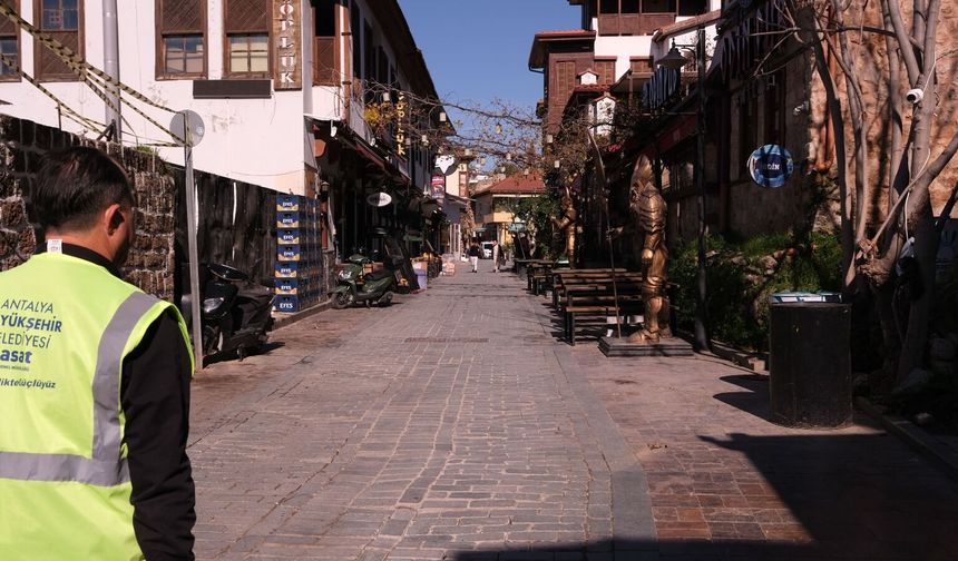 Antalya’nın vitrininde yoğun mesai: Kaleiçi’nde dev altyapı temizliği