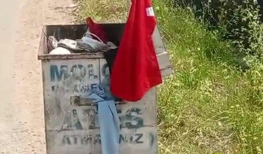 Belediye personelinden örnek davranış: Çöpe atılan bayrağa sahip çıktı