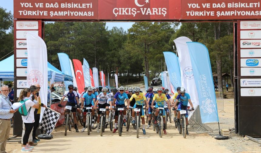 ÜNİLİG Bisiklet Şampiyonası ALKÜ ev sahipliğinde Alanya’da tamamlandı