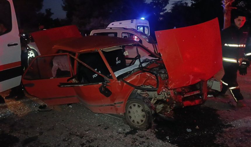 Boğaz-mendirek yolunda kaza: Turistlerin bulunduğu minibüs otomobille çarpıştı