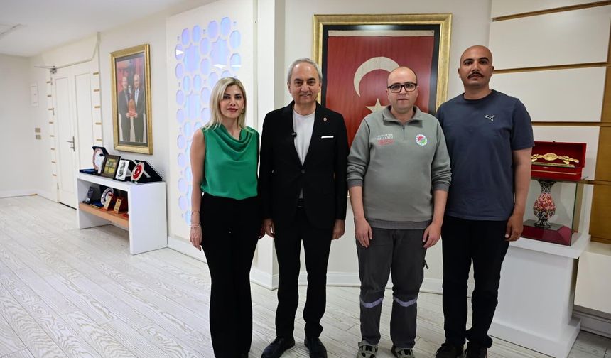 Çöpteki bayrağa sahip çıktı, Başkan Kocagöz’den tarafından ödüllendirildi