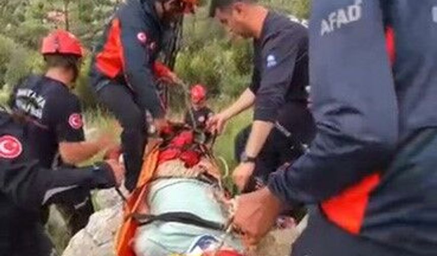 Antalya’da ekipler dağlık alanda mahsur kalan yaralı için zamanla yarıştılar!