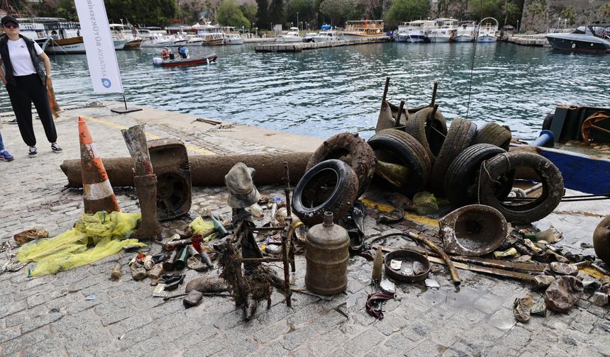 Kaleiçi Yat Limanı’nda “Mavi Akdeniz” seferberliği: denizden tonlarca atık çıkarıldı