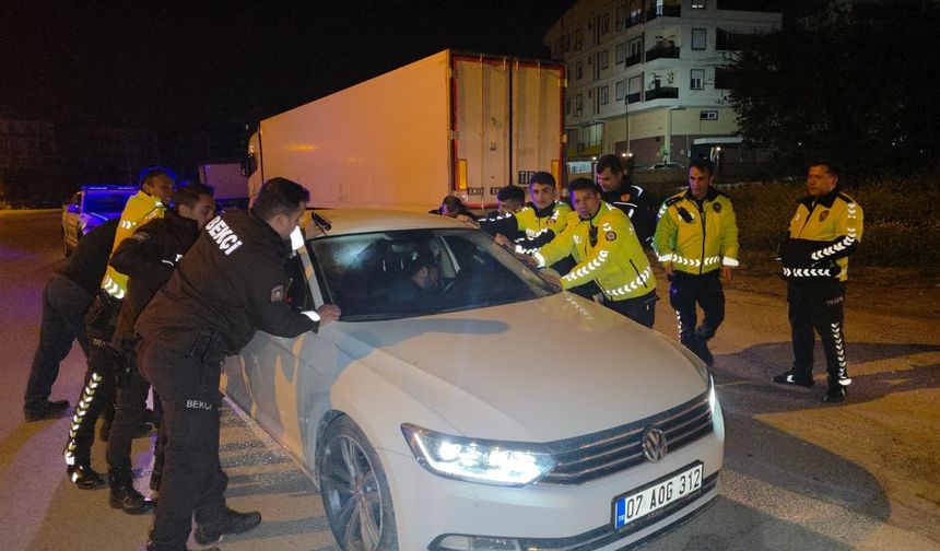 Antalya’da park halindeki araçta hareketsiz bulunan sürücü panik yarattı