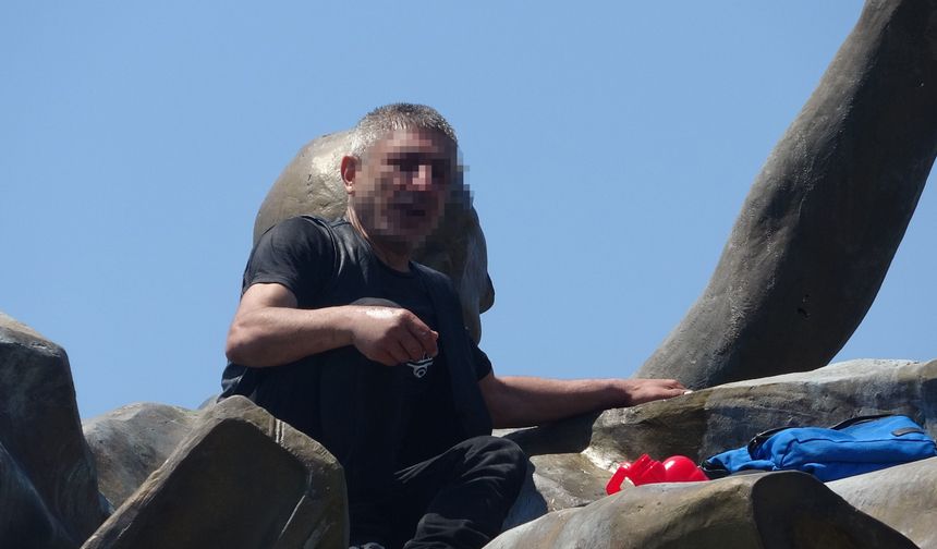 Elinde benzin bidonuyla anıtın tepesine çıkıp dans etti, canına kıymaya çalıştı!