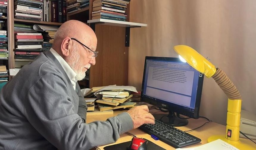 Evini kütüphaneye çevirdi: 77 Yaşında 10 bin kitap okuyan adamın hikâyesi