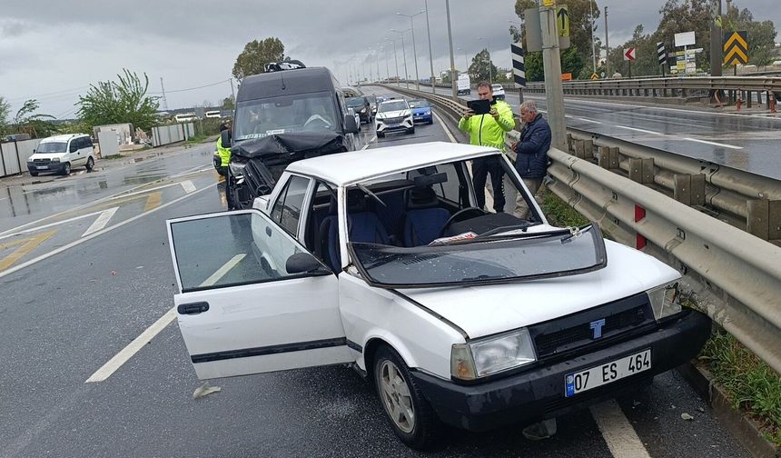 Manavgat'ta kaza: Yolcu camdan fırladı, o anlar kameraya yansıdı!