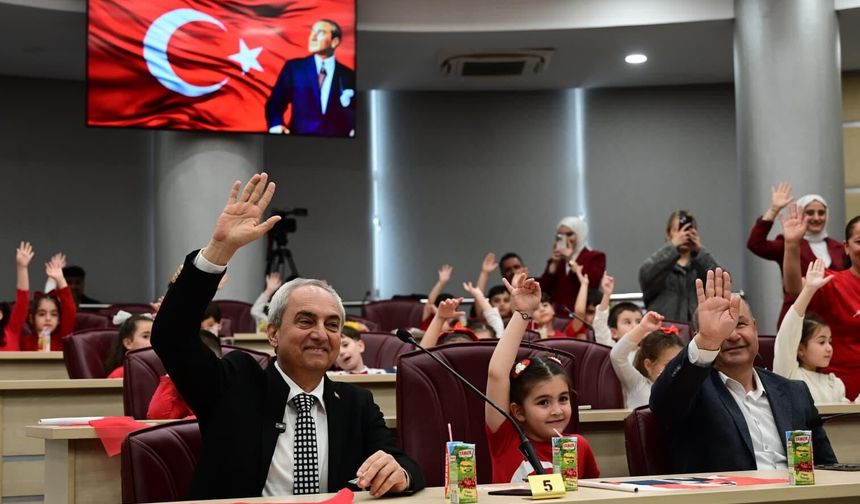 Minik başkan Kocagöz’ü kıskandırdı: “Meclisi benden daha güzel yönettin”