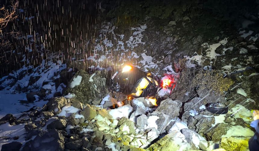 Kontrolden çıkan araç şarampole yuvarlandı: 3 y*ralı