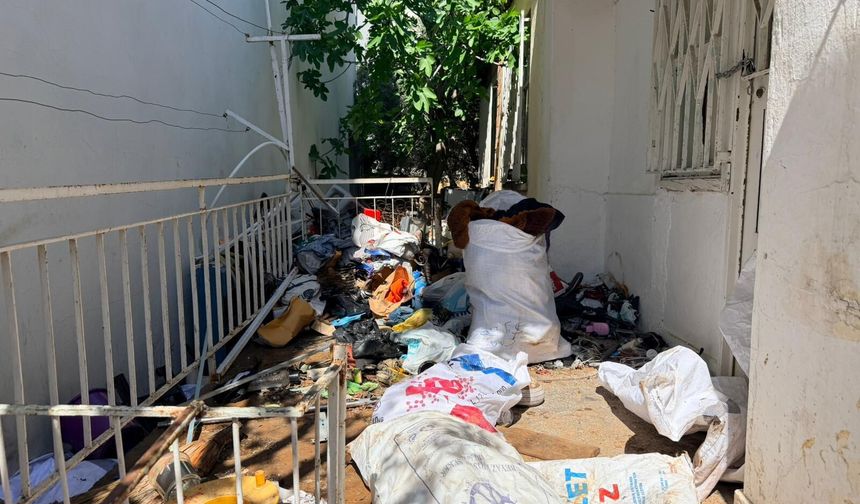 Mahalle sakinleri rahat nefes aldı: Ev bahçesinden 20 kamyon çöp çıkarıldı