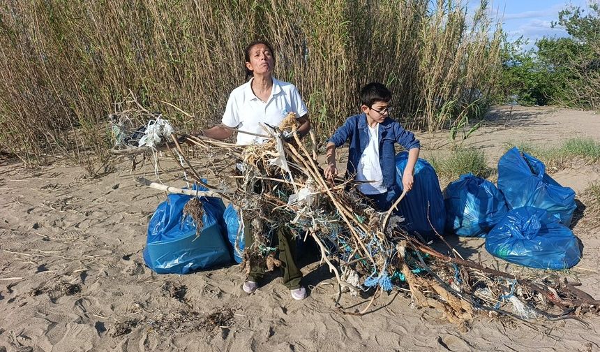 Manavgat Sahilinde şaşırtan görüntü: Öğrencilerin topladığı çöpler dikkat çekti