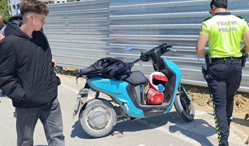 Manavgat'ta kavşakta korkutan kaza: 1 kişi hastaneye kaldırıldı