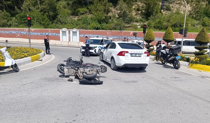 Manavgat’ta kavşakta motosiklet ile otomobil çarpıştı: 2 yaralı