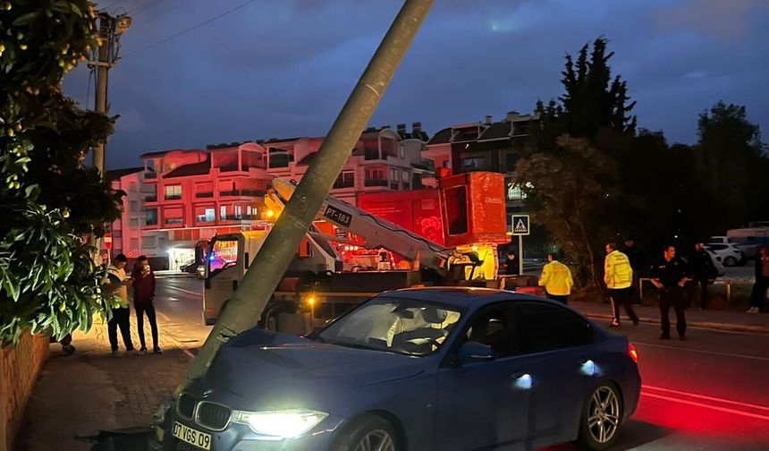 Manavgat'ta trafik kazası: Aydınlatma direğine çarparak durabildi