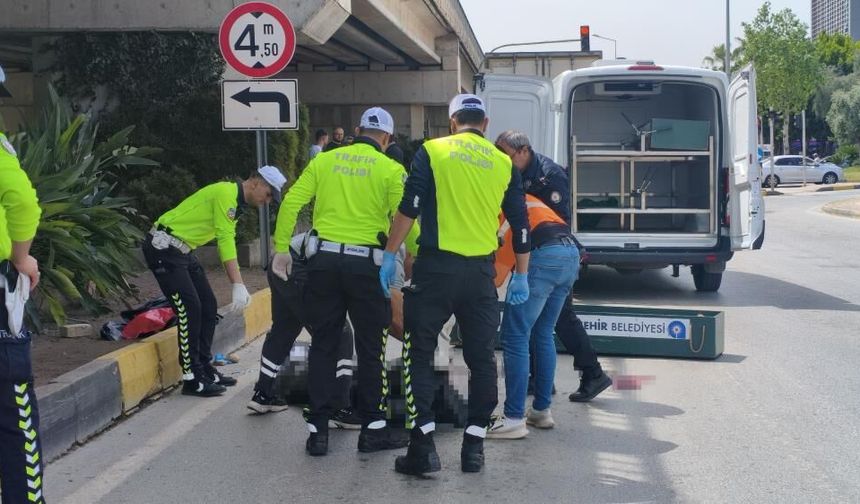 Mendil sattığı ışıkta tırın altında kaldı: Feci kaza kamerada!