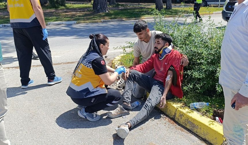 Kavşakta korkutan kaza: Minibüsler çarpıştı!