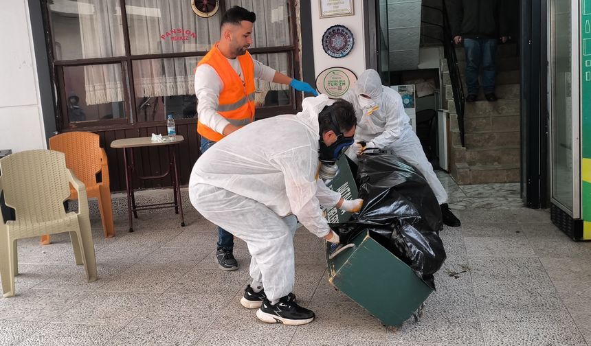 Pansiyon odasında acı tablo: Ekipler koku nedeniyle maske taktı!