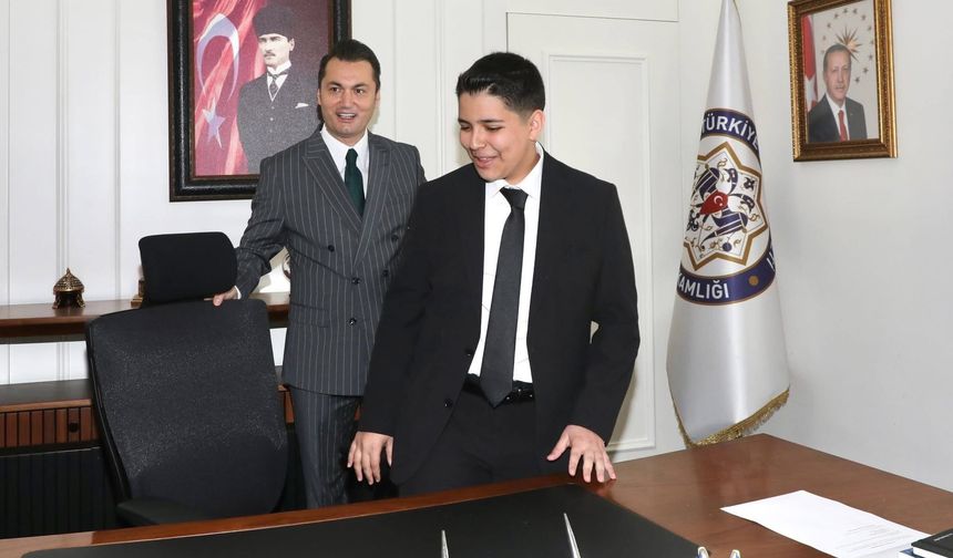 Alanya’da 23 Nisan’da kaymakamlık koltuğu şehit oğluna devredildi