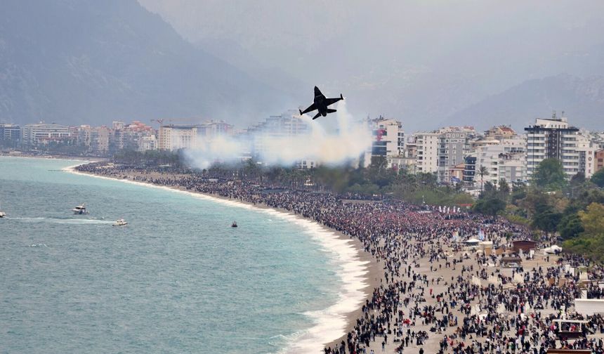 SOLOTÜRK Antalya semalarında göz kamaştırdı: Binlerce kişi izledi