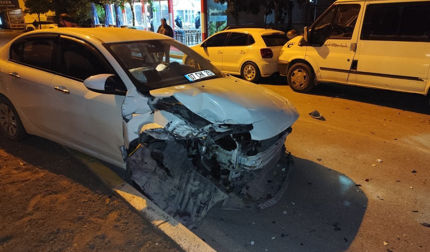 Alkol alıp direksiyon başına geçti, 3 araca çarpıp ortalığı birbirine kattı