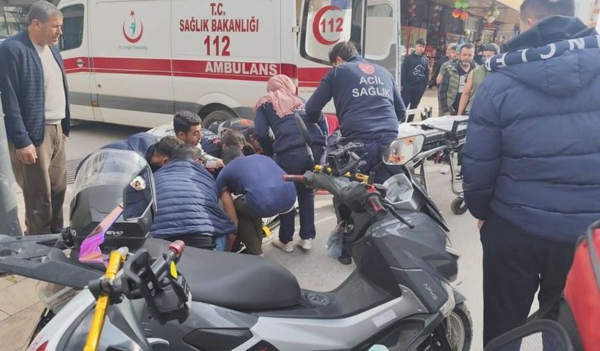 Hafif ticari araçla motosiklet çarpıştı: Kaza sonrası ortalık karıştı