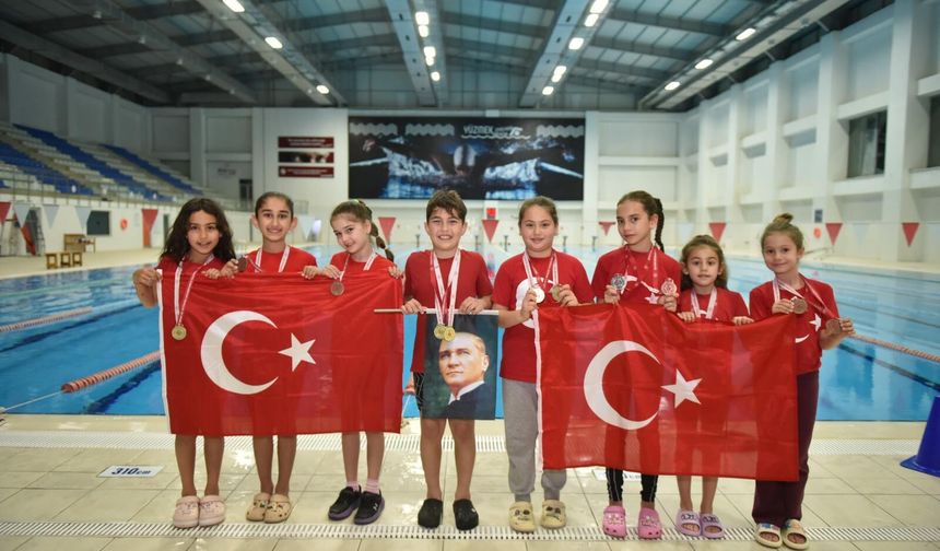 Kepez’in yüzücüleri havuzu madalyaya boğdu: Toplam 15 madalya!