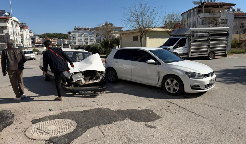 İki otomobil trafik kazasına karıştı: Ölümden kıl payı kurtuldular!
