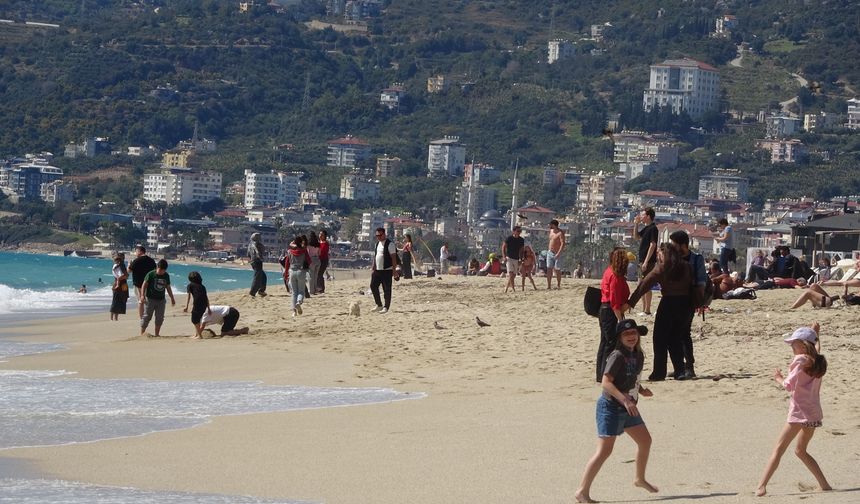 Turizm cenneti Antalya'ya yaz resmen geldi! Denizler şimdiden doldu!
