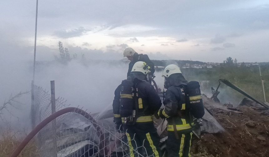 Manavgat’ta inşaat şantiyesinde yangın: İşçi konteyneri kül oldu