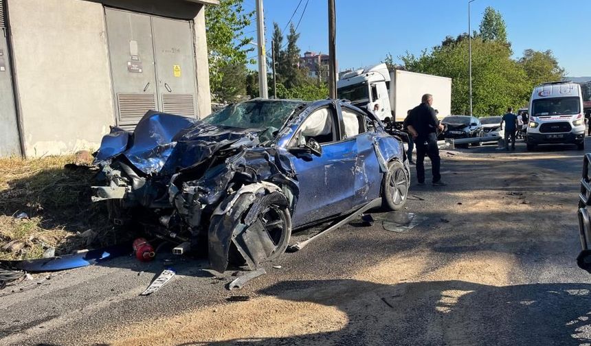 Zincirleme kazada acı bilanço: 1 polis şehit, 2 kişi hayatını kaybetti