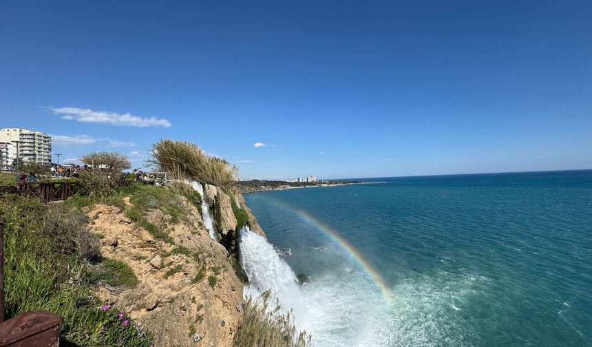 Düden'de görsel şölen: Gökkuşağı büyüledi