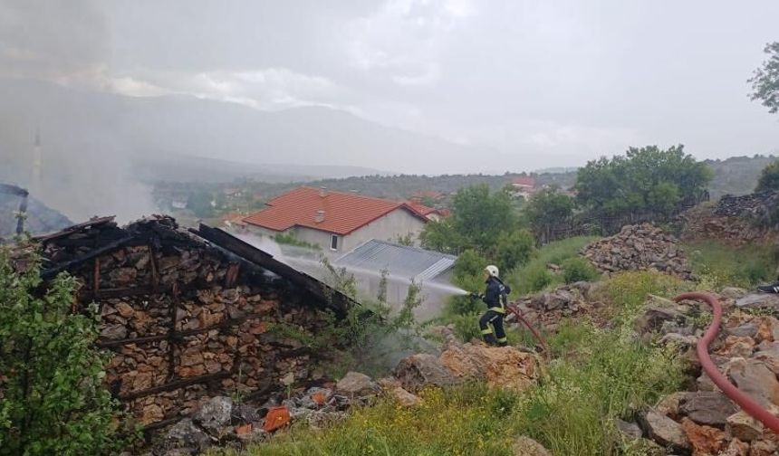 110 yıllık tarihi yapı yangında küle döndü