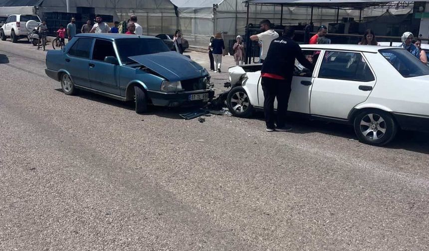 4 kişinin yaralandığı kazada hamile kadın araçta sıkıştı