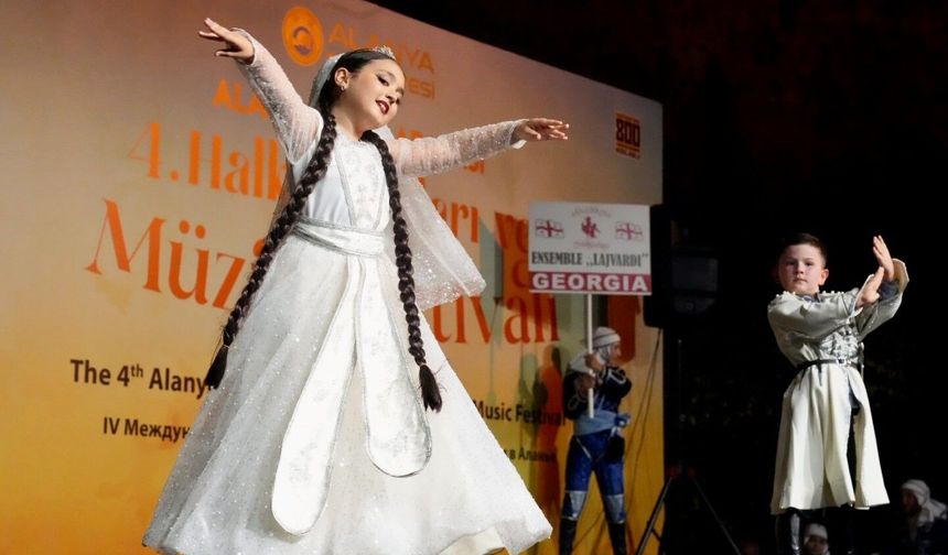 7 ülkeden bin 200 katılımcı Alanya’da kültür şöleninde buluştu