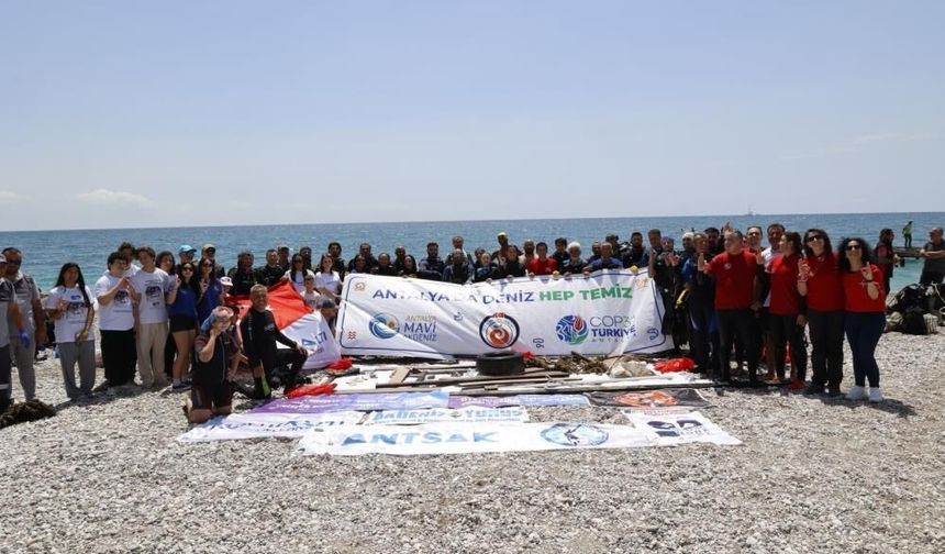 Akdeniz’de hummalı çalışma: 20 ton çöp çıkarıldı