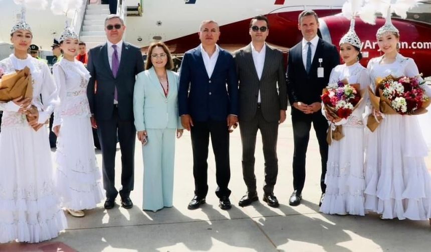 Almatı'dan Gazipaşa-Alanya Havalimanına ilk uçak seferi "su takı" seremonisiyle karşılandı