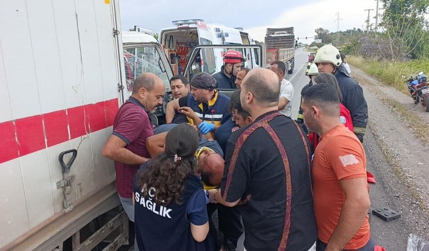 Manavgat Alanya kara yolunda kaza: Sürücü araçta sıkıştı!