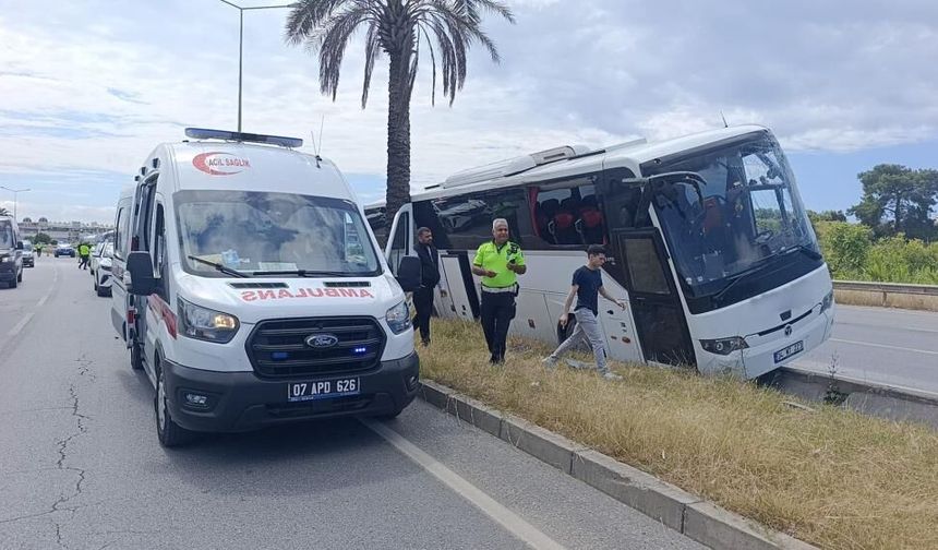Alanya-Antalya yolunda korkutan kaza: Otobüs refüjde askıda kaldı