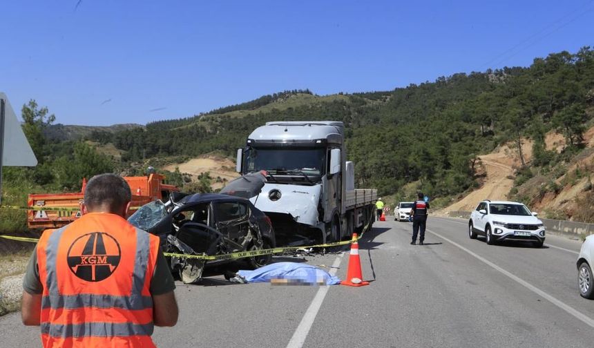 Antalya’da kaza karı kocayı hayattan kopardı