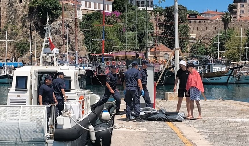 Antalya’da şişme bot alarmı: 2 genç öl*mden döndü