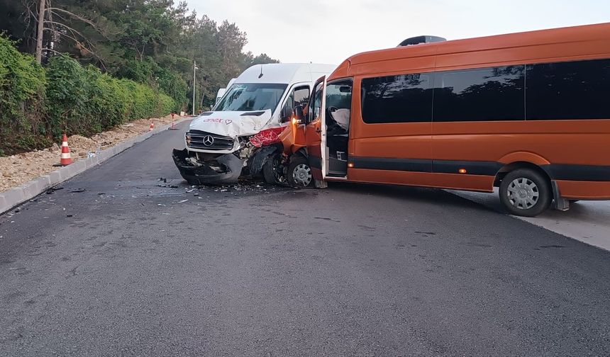 Antalya’da tur minibüsleri çarpıştı: 13 turist yaralandı