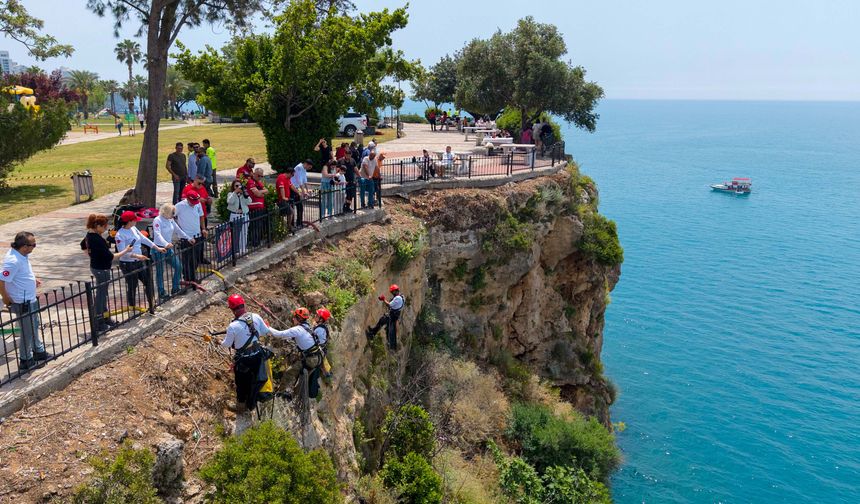 Antalya falezlerinde 90 personelin katıldığı çevre temizliği yapıldı