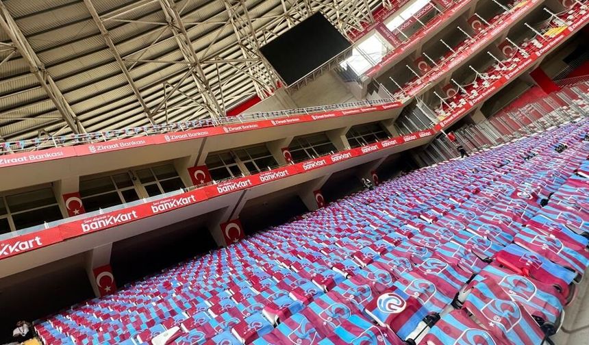 Antalya Stadyumu bordo maviye büründü