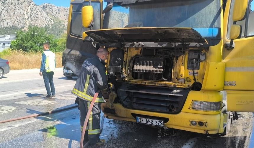 Antalya trafiğinde yangın paniği: Tır alev aldı
