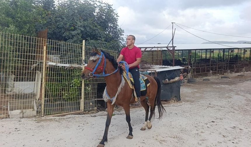 Azmiyle engel tanımıyor: Atıyla işe gidiyor, madalyaları topluyor