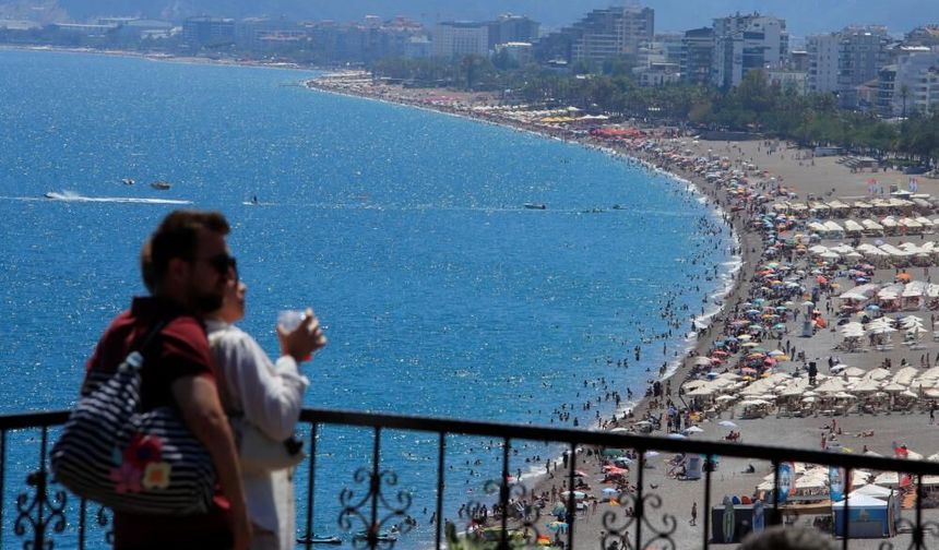 Bayram tatilinin son gününde tatilcilerin tercihi Konyaaltı Sahili oldu